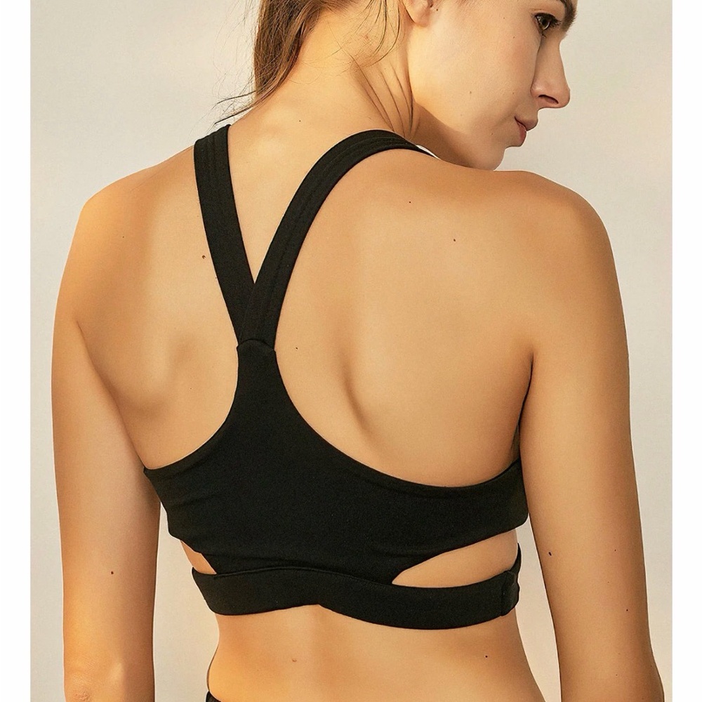 DAISY CROSS SPORTS BRA - BLACK Size Medium Amelia  Activewear